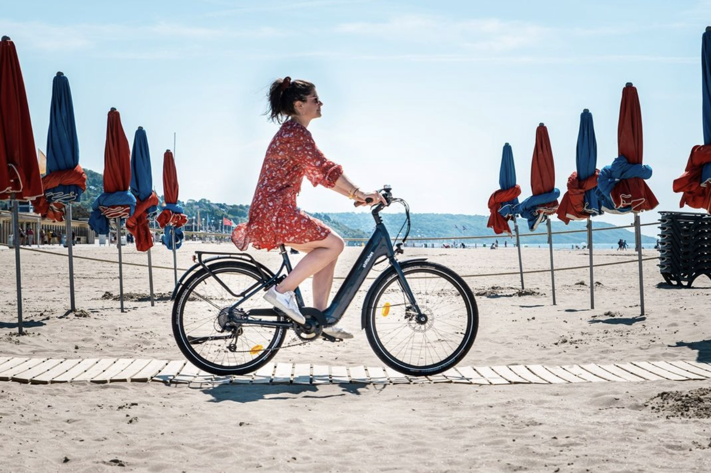 Femme ayant loué son vélo électrique à Paris pour se rendre en Normandie