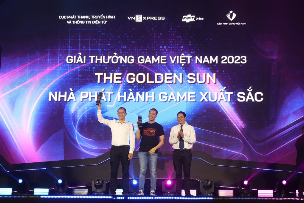 Ông Nguyễn Viết Quang Minh - Giám đốc VTC Mobile (trái) nhận giải Nhà phát hành xuất sắc 2023.