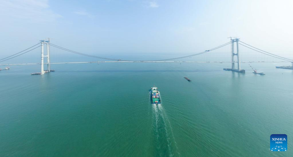 Lingdingyang bridge in south China gets its final segments joined-Xinhua