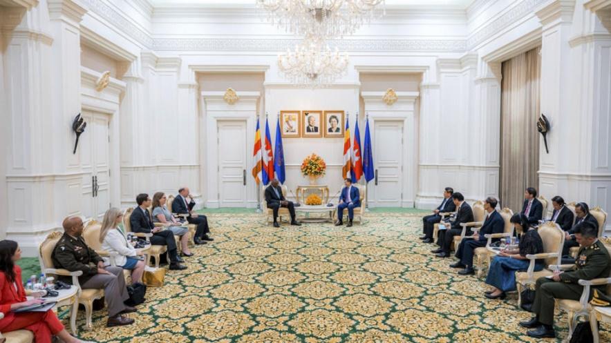 Bộ trưởng Quốc Phòng Mỹ thăm Cam Bốt: Tái lập quan hệ quốc phòng, cạnh tranh với Trung Quốc
