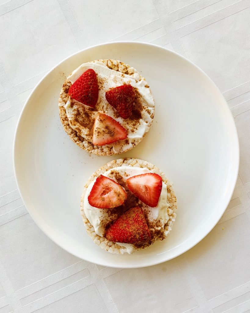 Rice Cakes with Yogurt, Berries, and Cinnamon