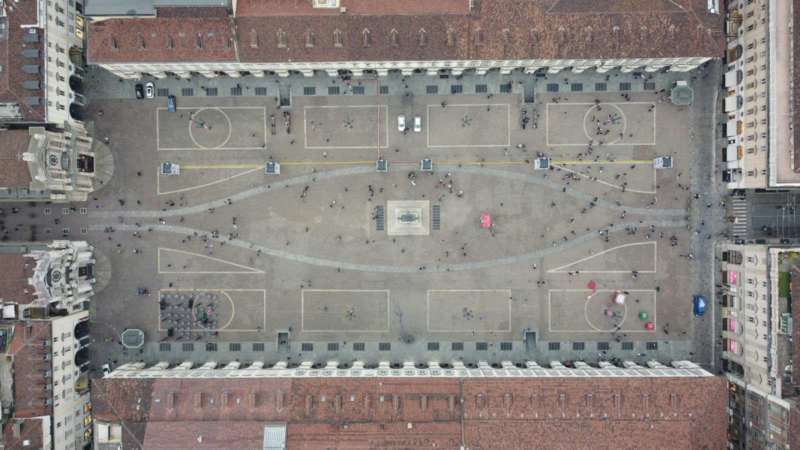 A Piazza San Carlo é um bom lugar para ficar durante as noites em Turim