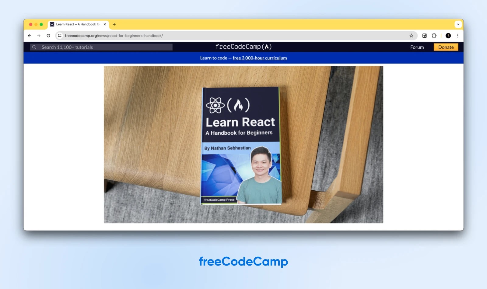 La imagen de portada de "Learn React: A Handbook for Beginners" de freeCodeCamp muestra a un joven sonriente