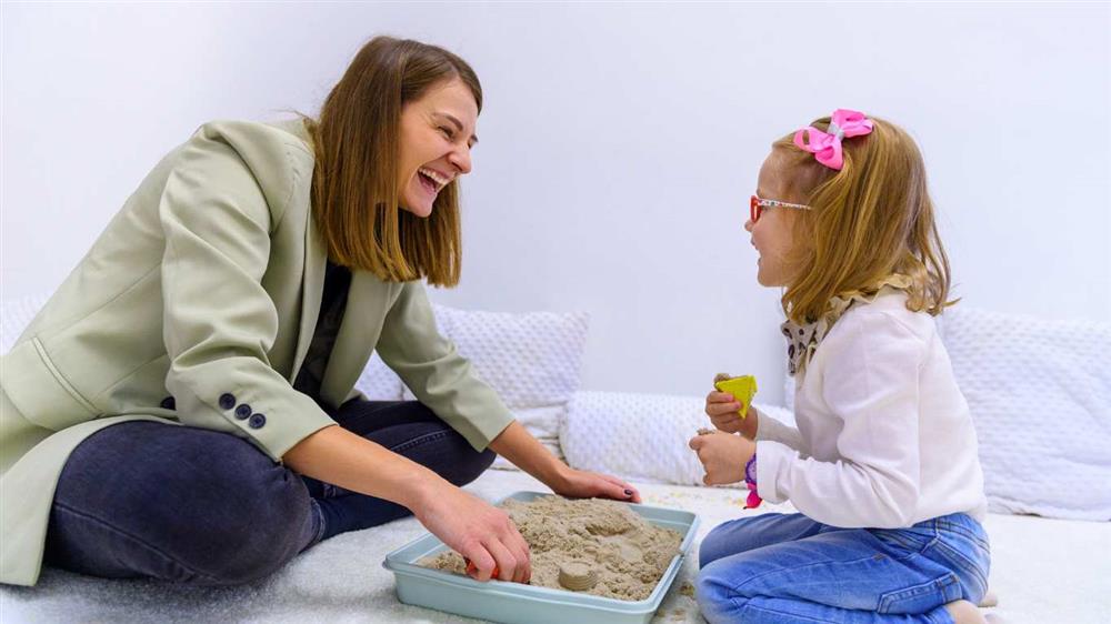 Terapia infantil con especialista terapeuta y un niño