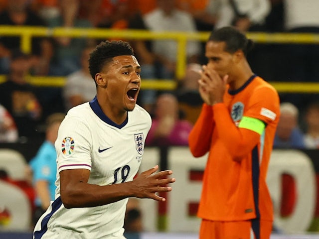 Penyerang Inggris Ollie Watkins merayakan golnya ke gawang Belanda pada 10 Juli 2024