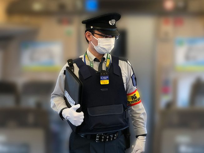 特急列車での鉄道警備、胸部に「防犯カメラ作動中」と明示したSafie Pocket2を装着