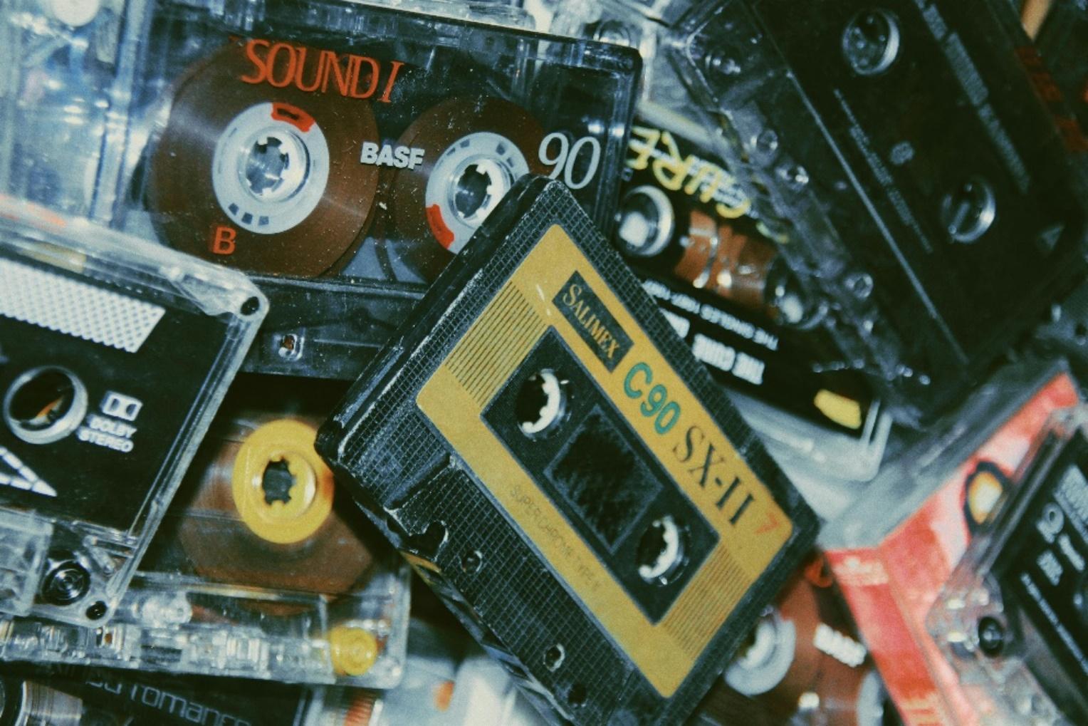 A pile of cassette tapes

Description automatically generated