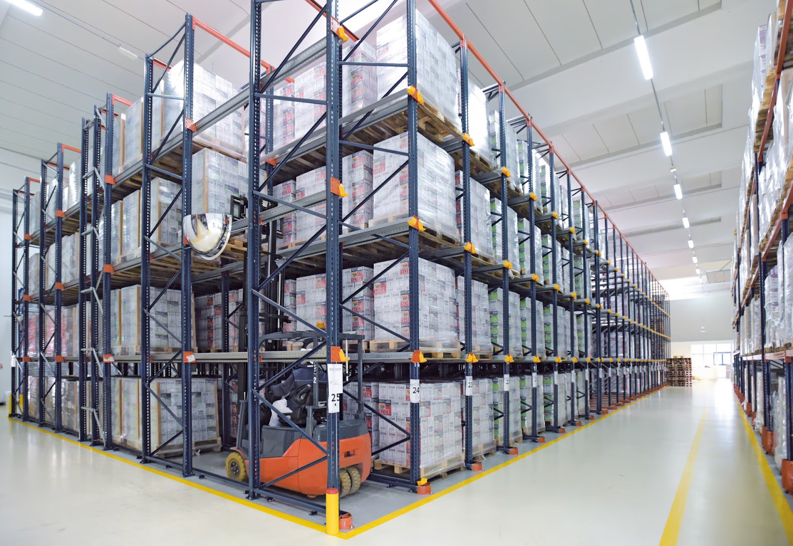 Drive-in pallet racking system in a warehouse