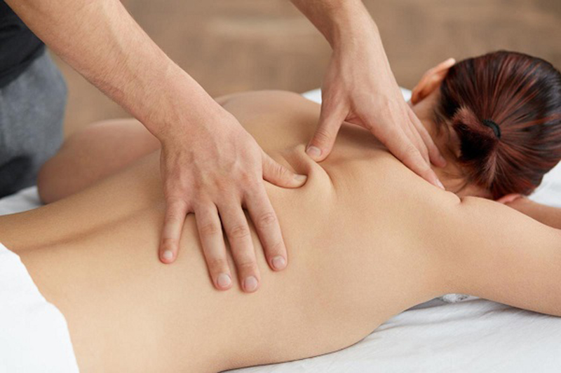 Ép và nhào là kỹ thuật được sử dụng bởi kỹ thuật viên massage