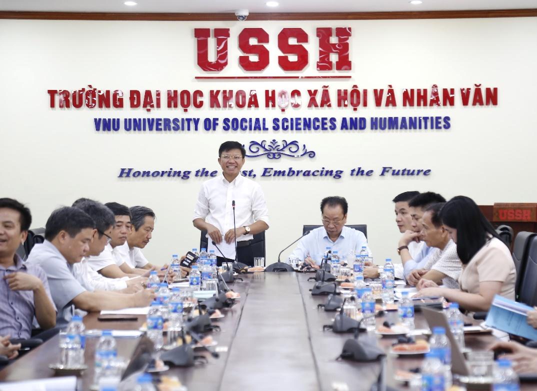 Giáo sư, Tiến sĩ Hoàng Anh Tuấn - Hiệu trưởng Trường Đại học Khoa học xã hội và nhân văn, Đại học Quốc gia Hà Nội; Chủ nhiệm Đề tài KX.04.28/21-25.