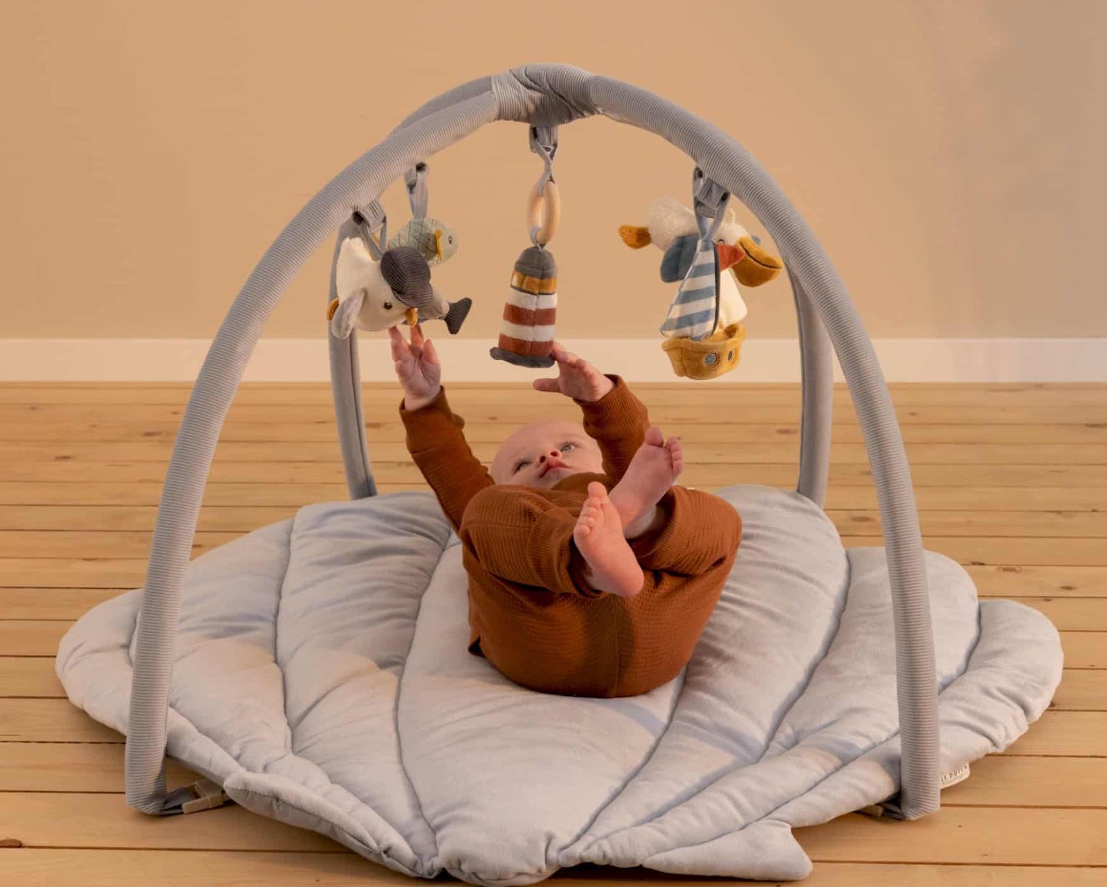 Bebelus pe saltea interactiva, babymatters.ro