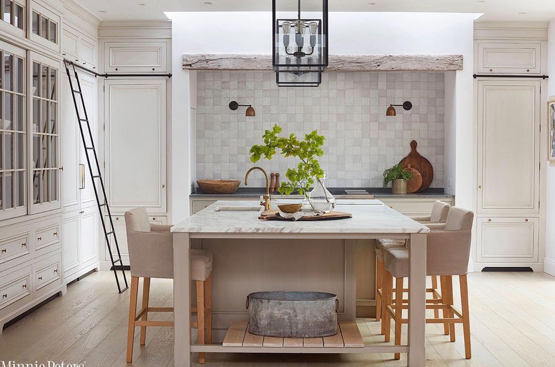 Amber Lewis on Instagram: “Such a gorge kitchen situation. Obvs loving the  material mix!! // right on @minniepetersd… | Online kitchen design,  European living, Home