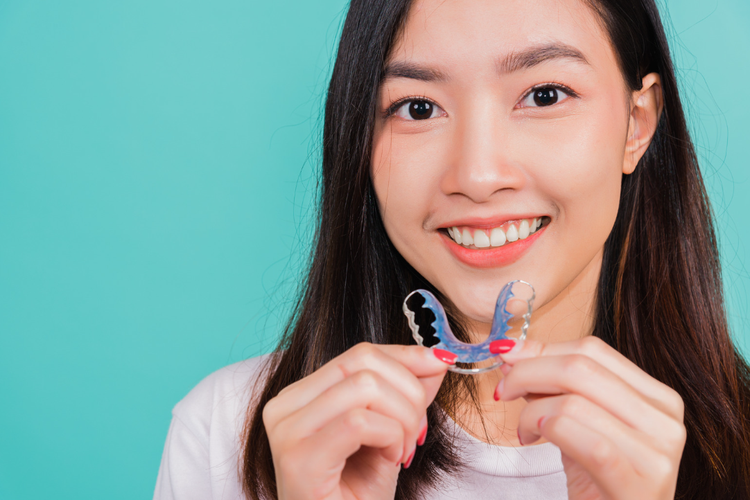 Person holding a retainer