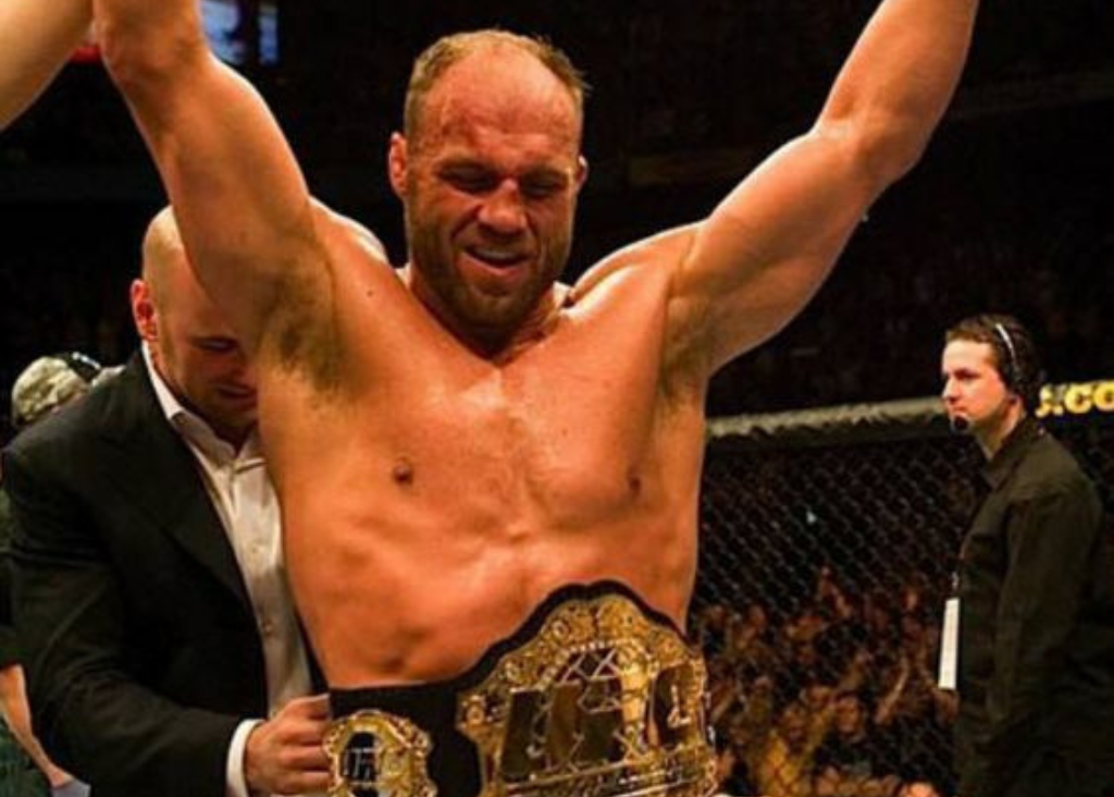 alt=''著名的八角籠比賽獲勝者：蘭迪 · 庫圖爾 (Randy Couture) ''