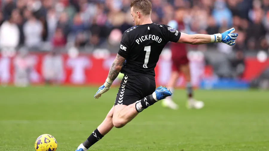 Pickford có khả năng phát bóng rất mạnh và chính xác