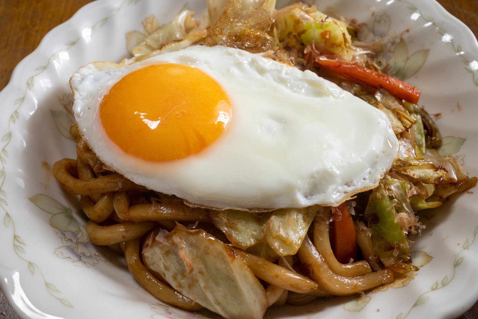 塩っけがうまい絶品キャンプ飯「目玉焼きうどん」