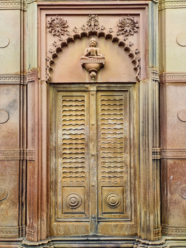 Sacred Architecture in Varanasi: Symbolism and Spiritual Significance - image 1