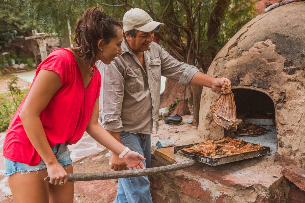 Actividad gastronómica en horno de barro en el norte argentino