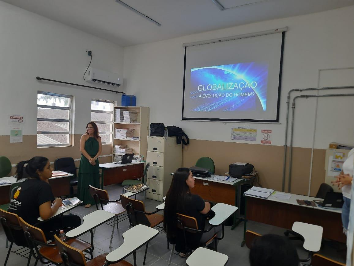 Pessoas sentadas em frente a televisão

Descrição gerada automaticamente