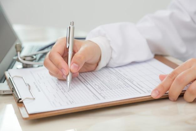 Free photo doctor writing a prescription