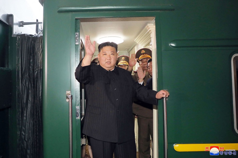 O lder da Coreia do Norte, Kim Jong Un acenando enquanto parte de trem de Pyongyang para uma visita a Rssia num trem blindado para se encontrar com o presidente Vladimir Putin  Foto: KCNA VIA KNS / AFP