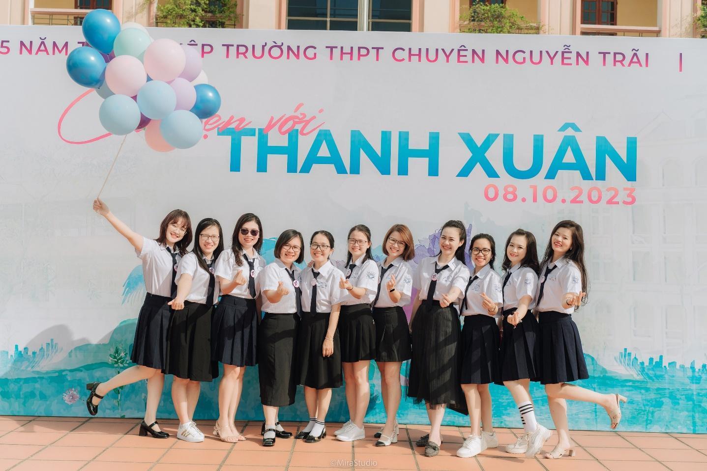 D:\1. HUONGPT\HỘI KHÓA CHUYÊN NGUYỄN TRÃI\Bài dự thi\Bài dư thi 09_ Đợi nhé... Thanh xuân_Phạm Thiên Hương_ Chuyên Văn 0508\PTT03381.jpg