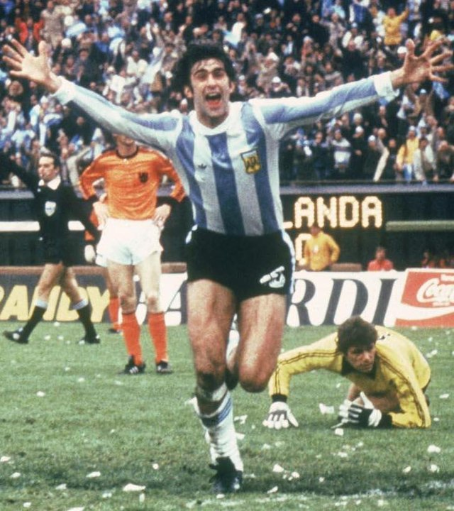 Mario Kempes comemorando seu gol na final da Copa do Mundo de 1978, contra a Holanda