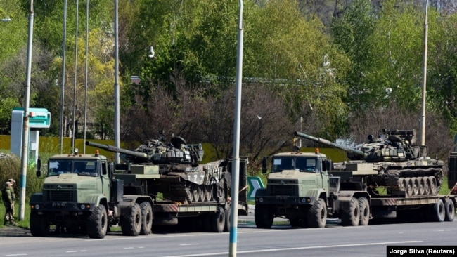 Українські військові перевозять трофейні російські танки. Дніпропетровська область, 30 квітня 2022 року