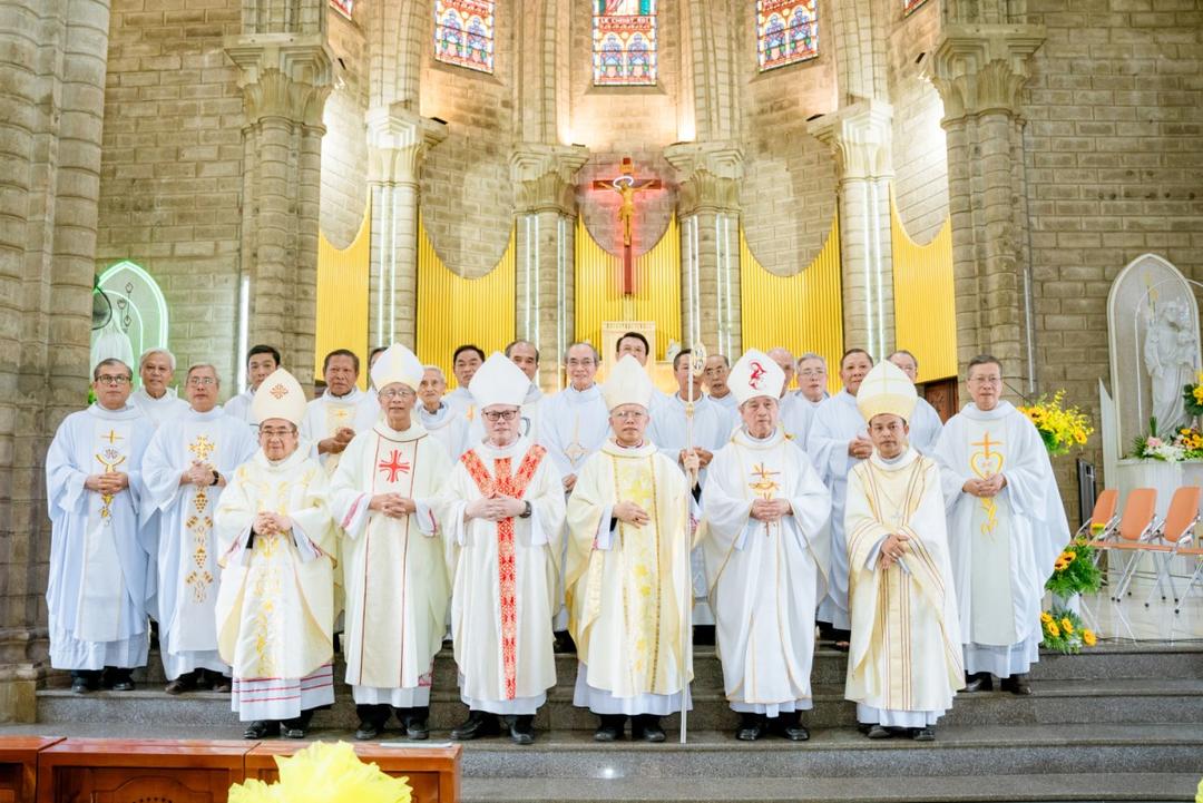Thánh lễ Ngân khánh Linh mục của Đức Cha Giuse Huỳnh Văn Sỹ ngày 9/5/2024