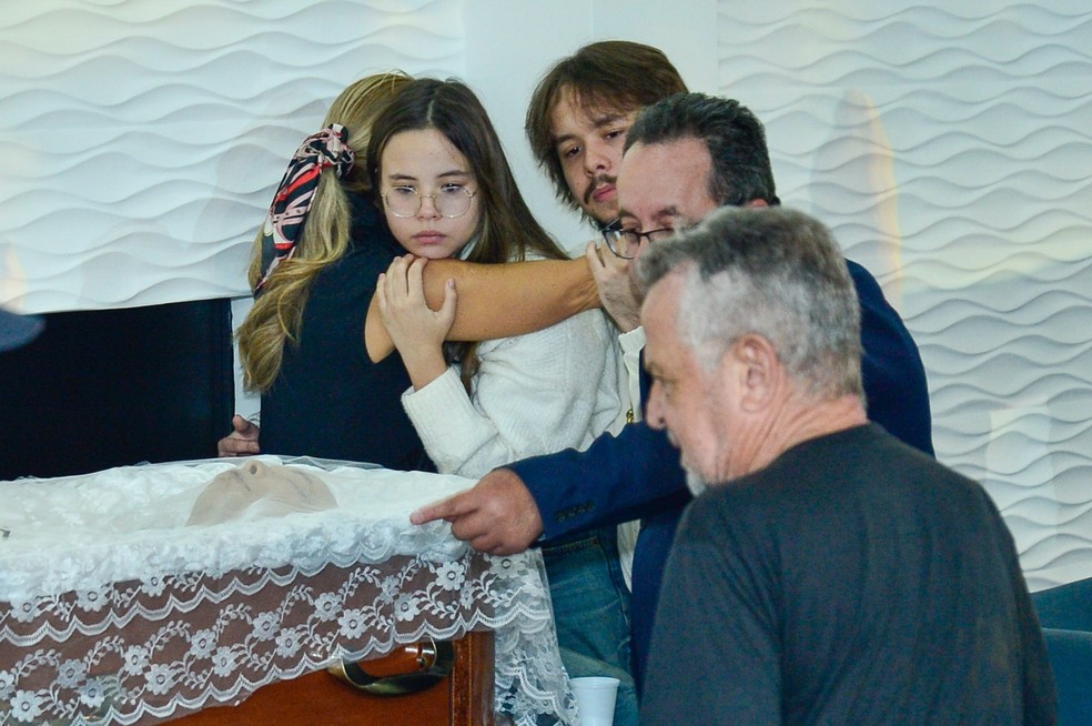 Viúva Key Vieira é consolada pela filha Lia e chora ao ver o marido no caixão. — Foto: brazil news