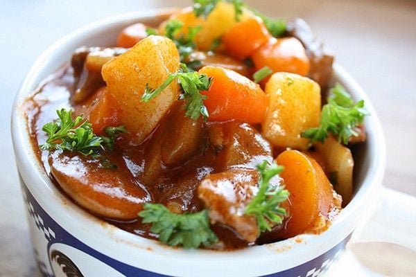 gân bò sốt hành tây