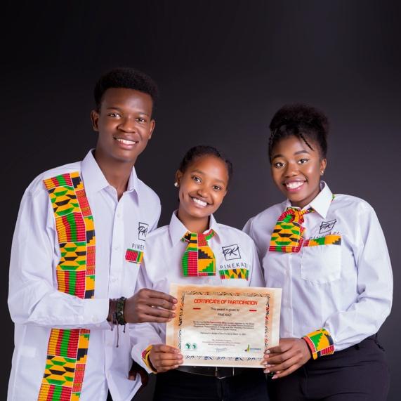 A group of people holding a certificate

Description automatically generated