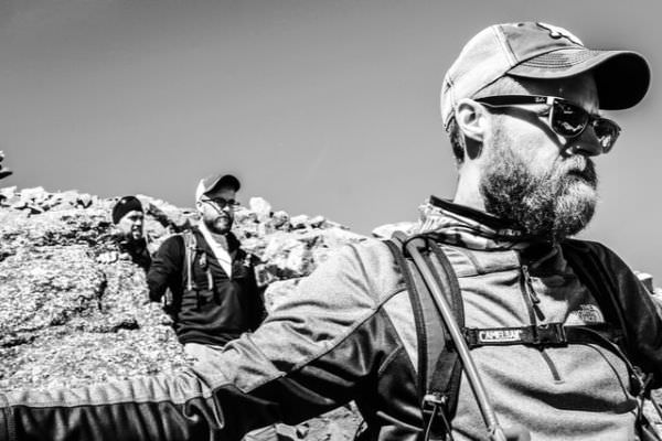 3 Wanderer in Fleecekleidung beim Bergwandern