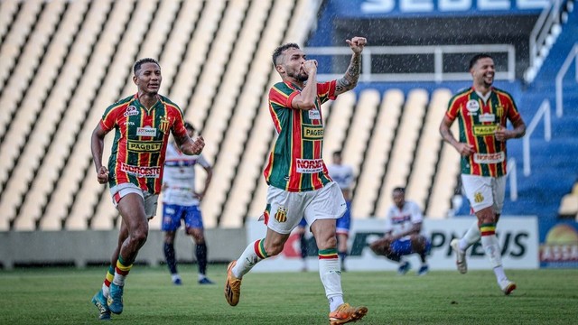 Nadson comemora gol pelo Sampaio na final do Estadual 2024 contra o Maranhão