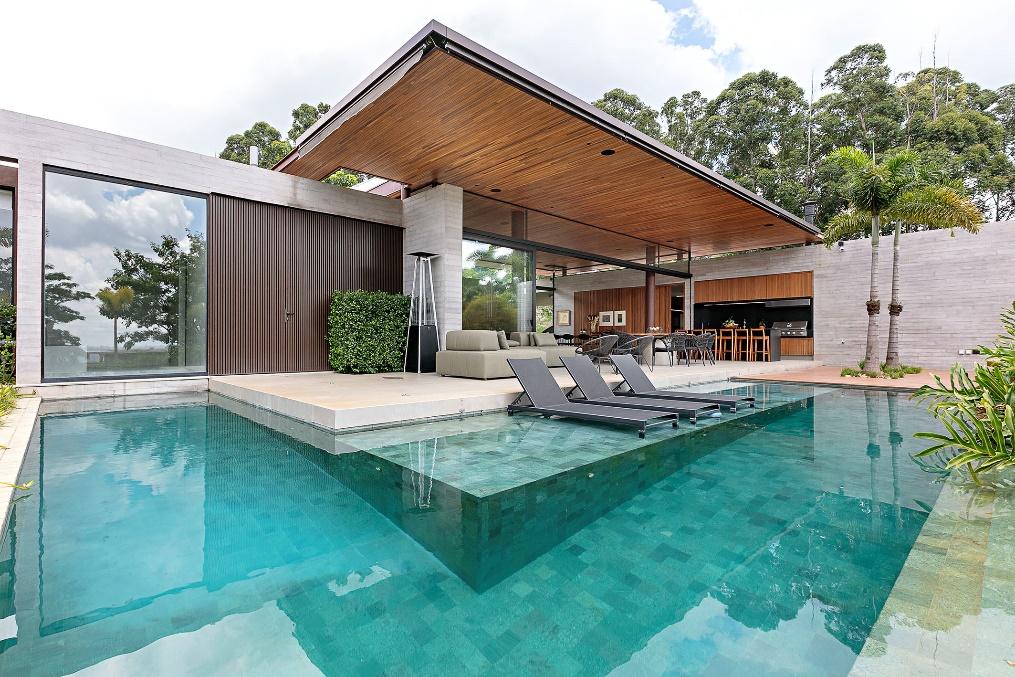 Casa com piscina

Descrição gerada automaticamente