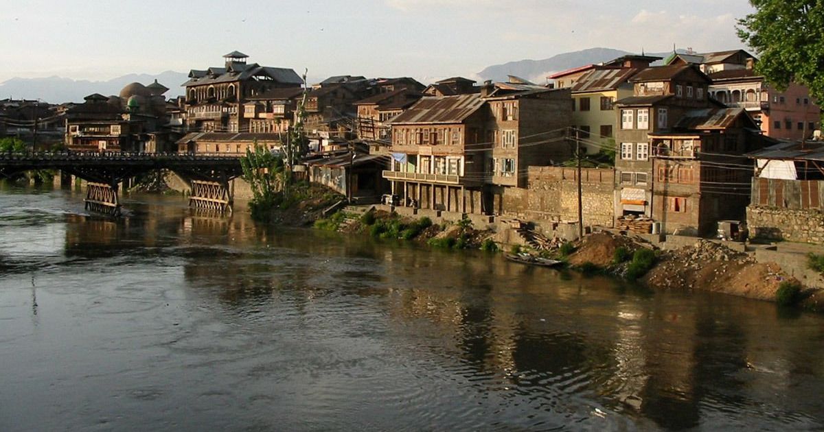 Traditional Kashmiri Architecture: Influences and Unique Characteristics - image 1