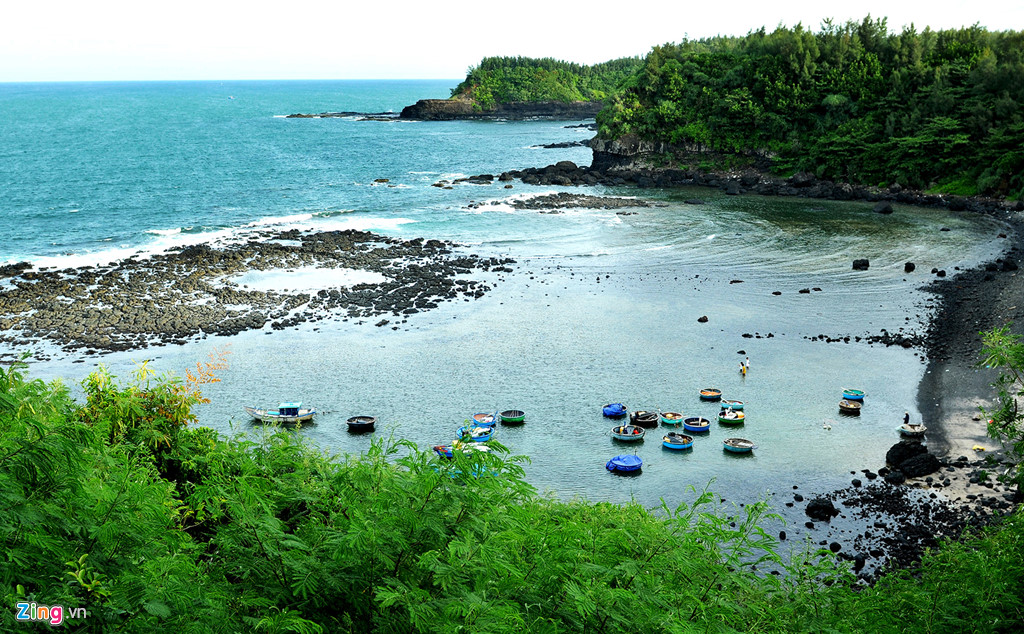 Can canh hang loat mieng nui lua co o vung bien Quang Ngai hinh anh 1