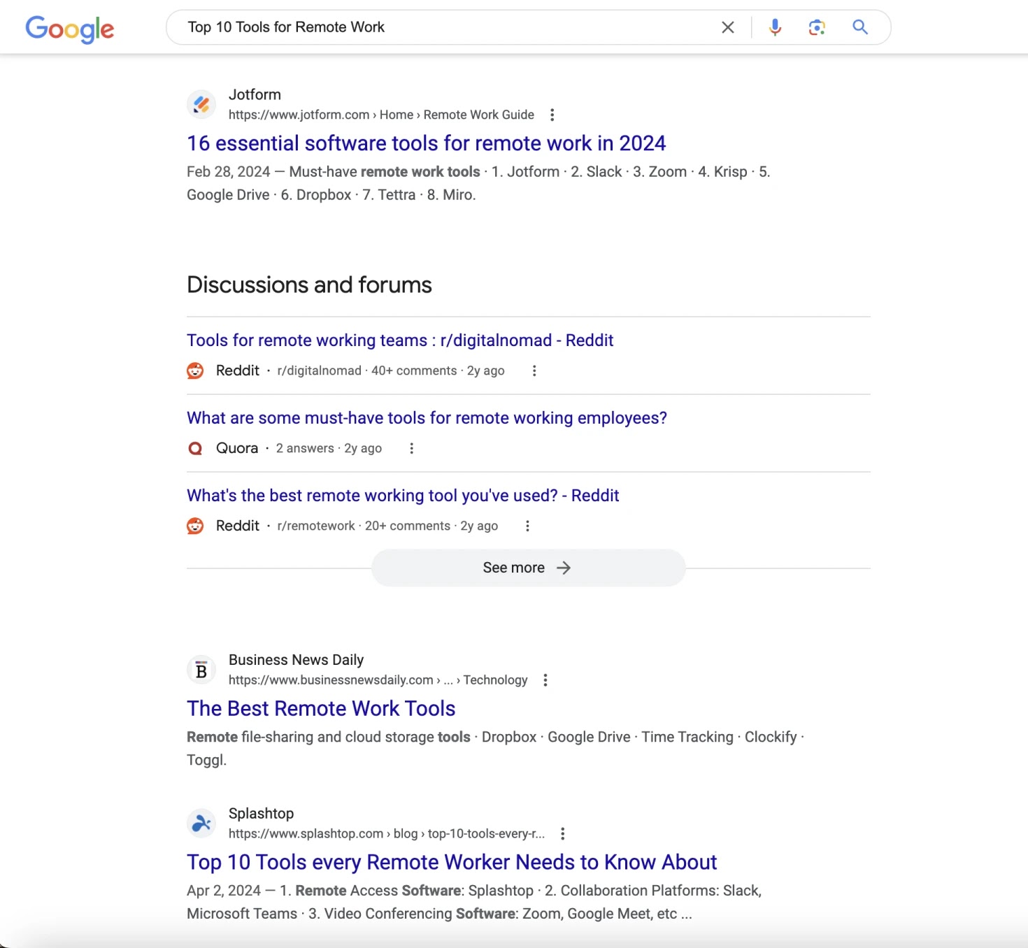 Búsqueda en Google de "Las 10 mejores herramientas para el trabajo remoto" con resultados de listas de Jotform, Business News Daily, etc.