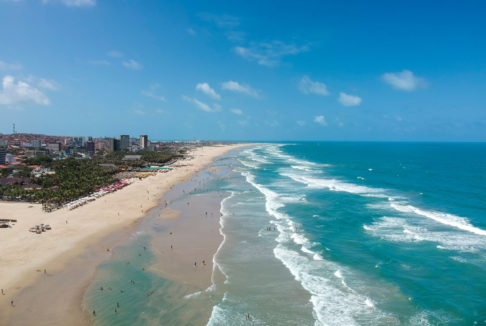 Vista aérea da Praia do Futuro em Fortaleza (CE).