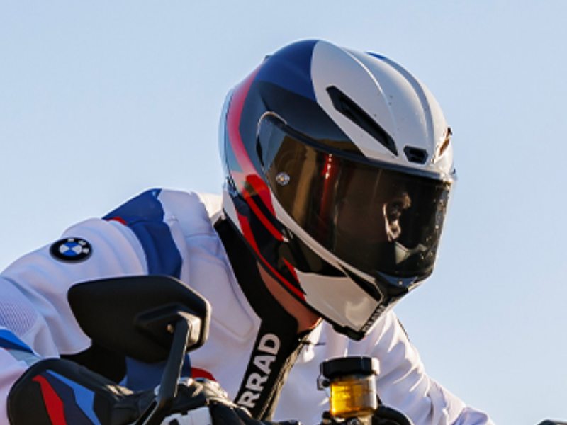 Ein Motorradfahrer mit einem BMW M Pro Race Helm