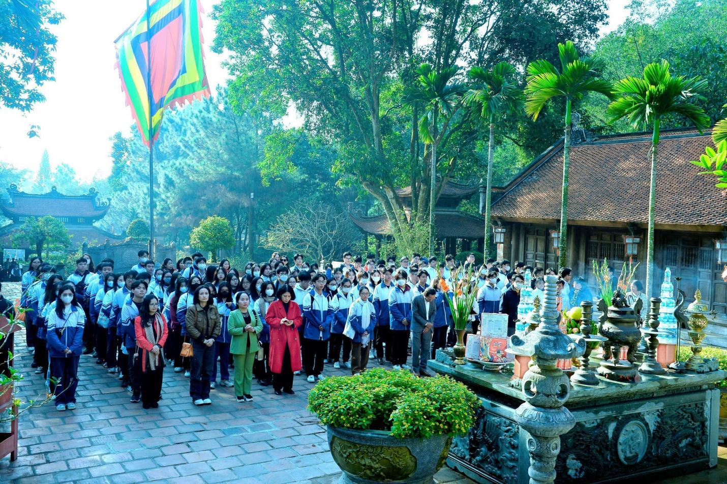 Lễ dâng hương của các sĩ tử đội tuyển HSG QG năm học 2023-2024. Nguồn Nguyễn Trãi Channel