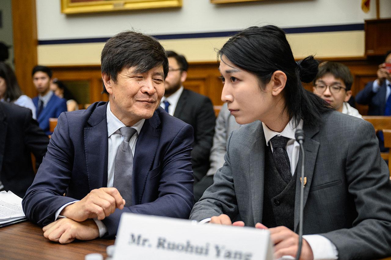 2024年6月4日，杨若晖（右）与八九学运领袖周锋所在华盛顿出席美国国会举办的六四35周年听证会。（法新社）