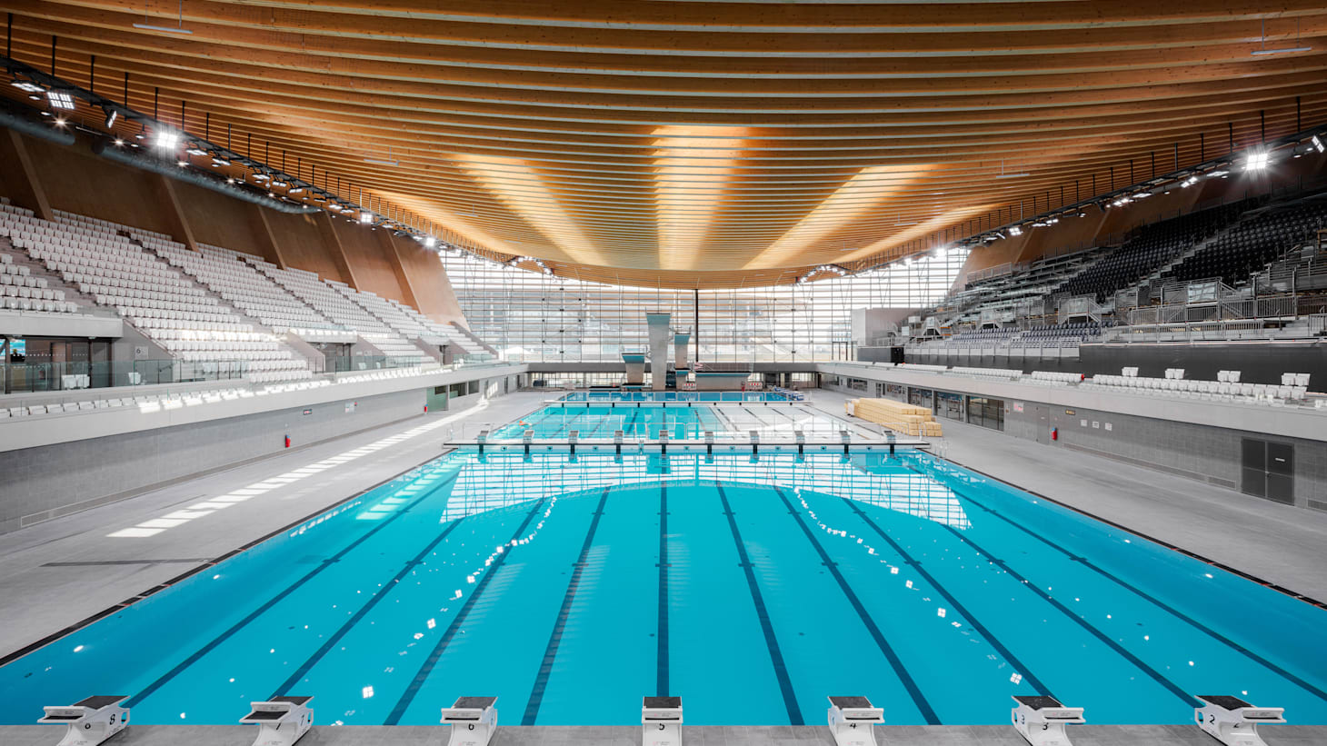 Interior del Centro Acuático de Saint-Denis, nuevo edificio para los Juegos Olímpicos de 2024. Olympics