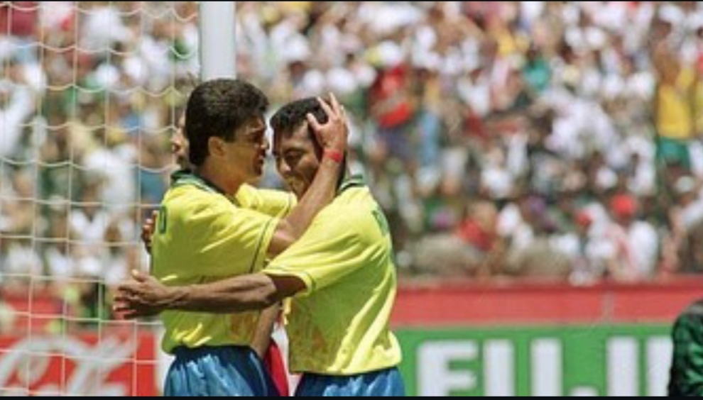 Romário e Bebeto se abraçando, durante um jogo da Copa do Mundo de 1994