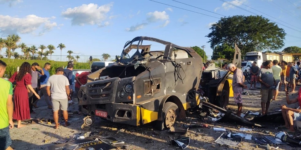 Após a explosão, os criminosos levaram todo o dinheiro que estava sendo transportado — Foto: Divulgação