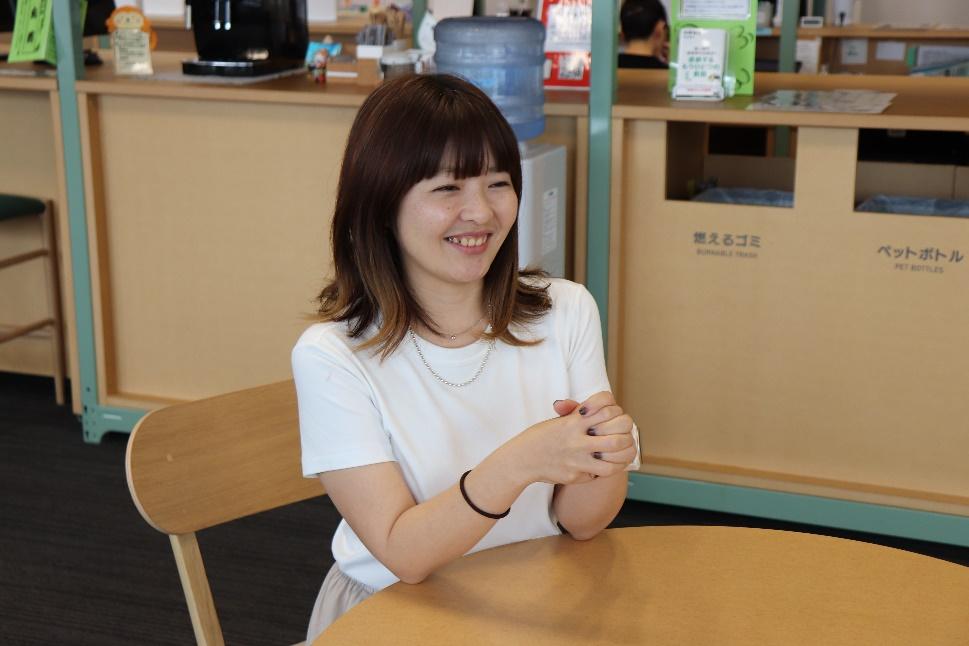 テーブル, 座る, 部屋 が含まれている画像

自動的に生成された説明