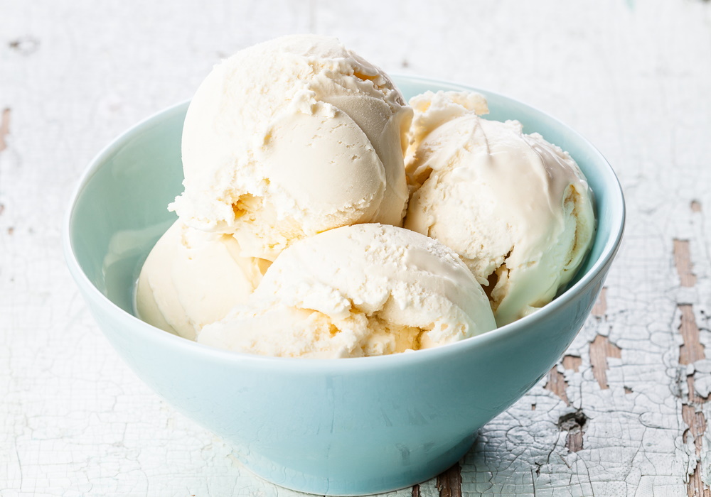 helado de vainilla en bol azul