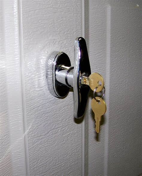 how to manually lock garage door