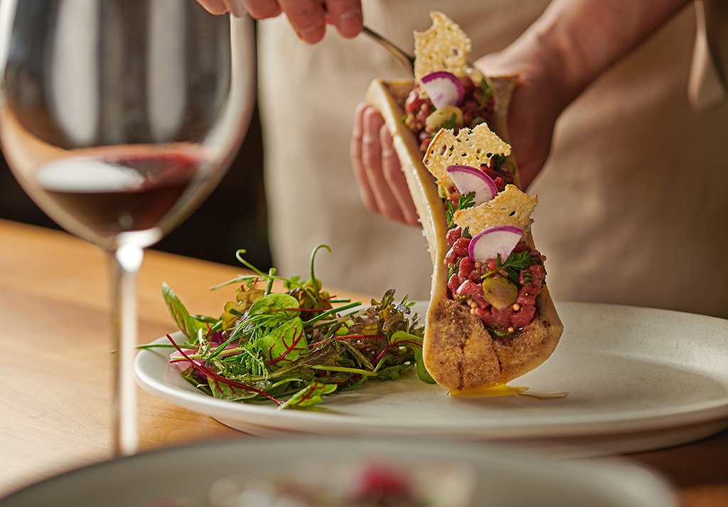 plat gastronomique d'un restaurant automobile