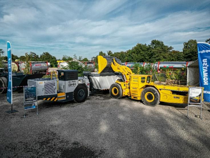 A yellow and white construction vehicles

Description automatically generated